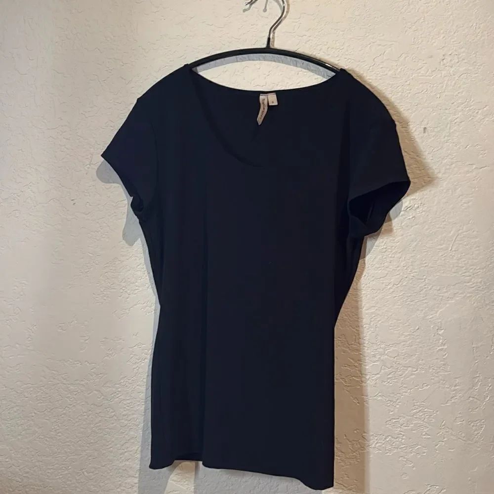 Simple black t shirt - Picture 2 of 3